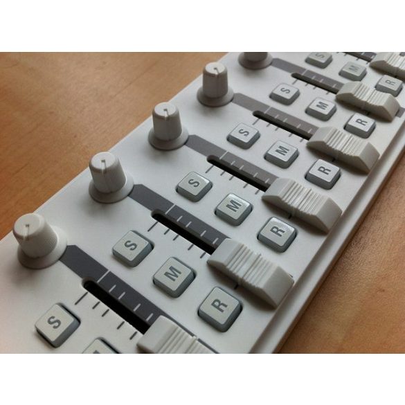 Korg nanoKONTROL2 Slim USB-MIDI vezérlő, 8 potméter, 8 fader, 24 gomb, fekete vagy fehér színben